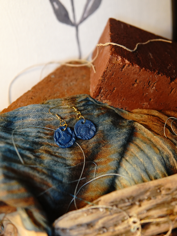 Round blue lace impression earrings