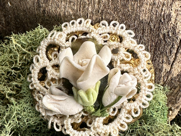 "Gilded Keepsake" Tatted Lace Pin