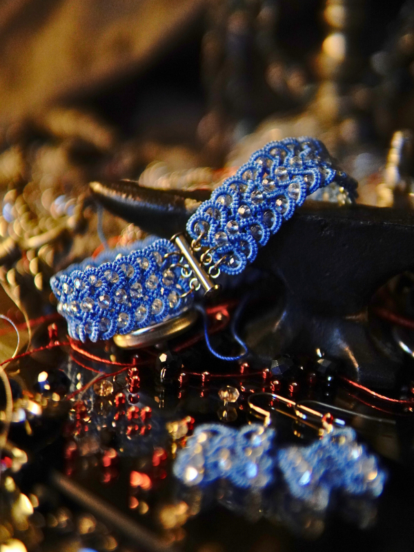 Blue thread bracelet with clear crystals Blue tatted bracelet with crystal rondelles