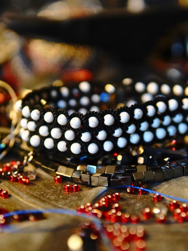 Shadowguard bracelet with chain-pattern knots
