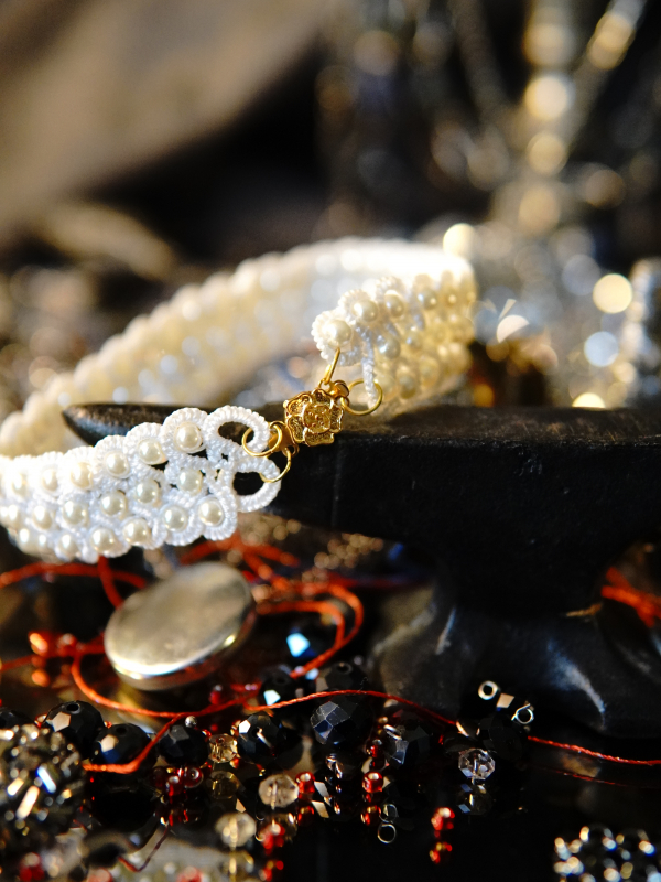 Vowguard bracelet in white lace and pearl Close-up of pearl chainmail lace bracelet