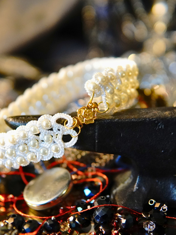 Vowguard bracelet in white lace and pearl Bridal pearl bracelet in tatted lace