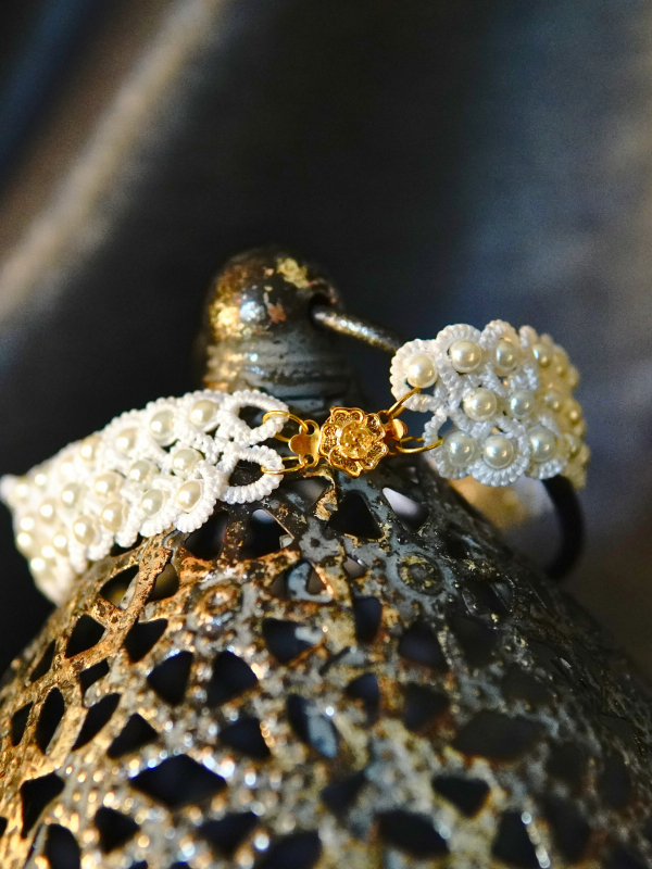 Vowguard bracelet in white lace and pearl White lace bracelet with gold clasp