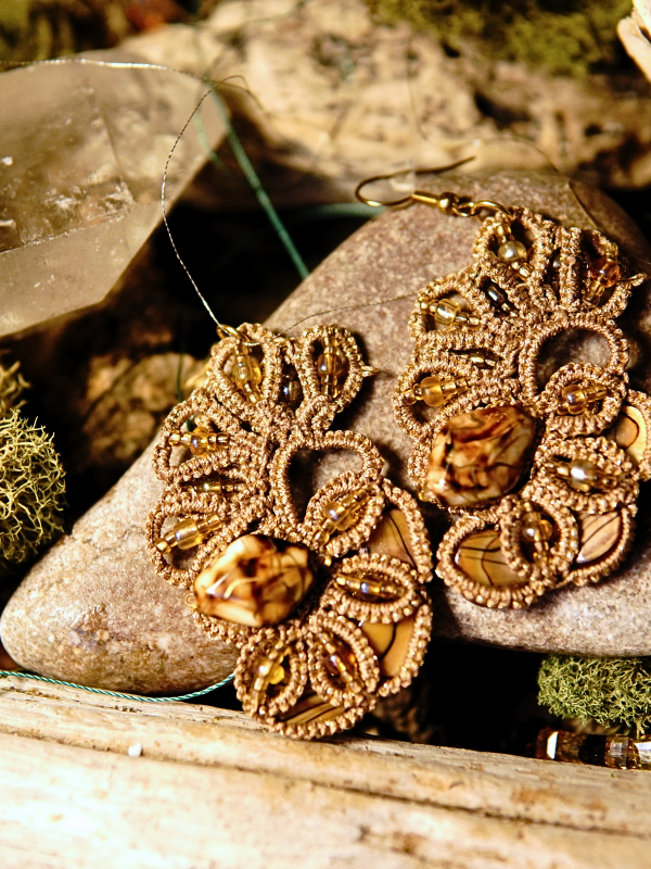 Sunset Glow – Tatted Lace Earrings with Golden Beads and Glass Accents Autumn-inspired lace earrings with warm bead accents
