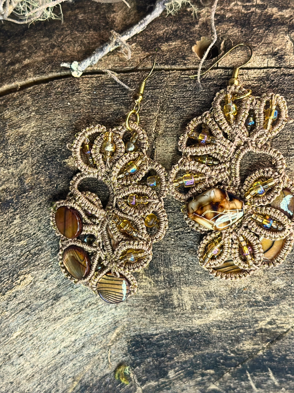 Sunset Glow – Tatted Lace Earrings with Golden Beads and Glass Accents Intricate golden hour earrings with bead detail