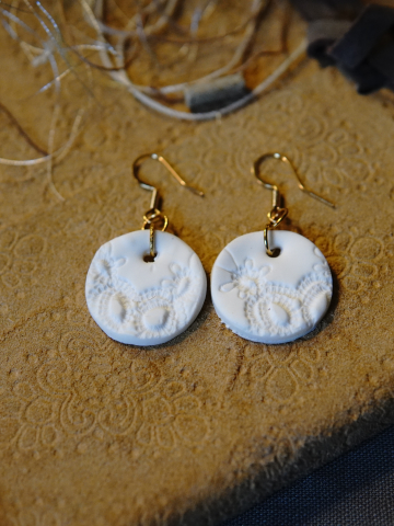 White clay lace round earrings