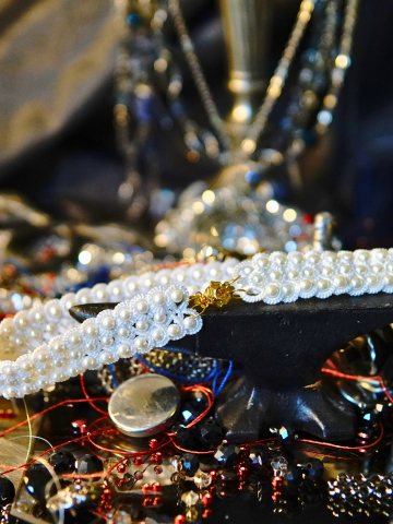 Bridal lace choker with gold clasp