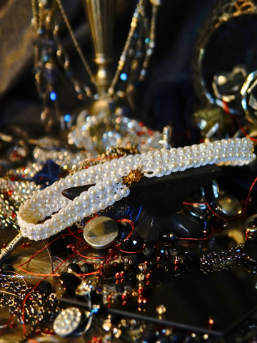 White tatted necklace with pearls