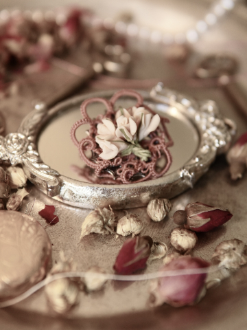 Blush Parlour – Dusky Pink Tatted Lace Rosebud Brooch