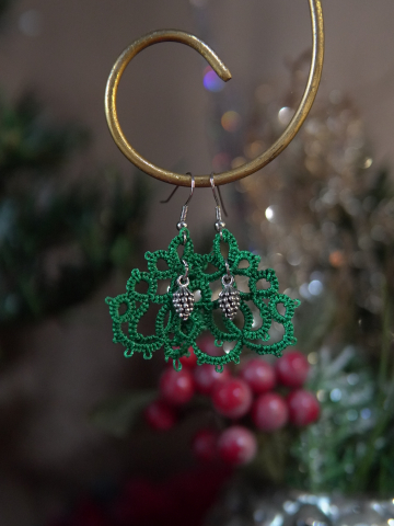 Tatted Christmas Tree Earrings – Matching Pinecones
